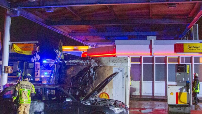 A57-Raststätte Geismühle in Krefeld: Auto brennt an Zapfsäule – Tankstellenpersonal verhindert Katastrophe
