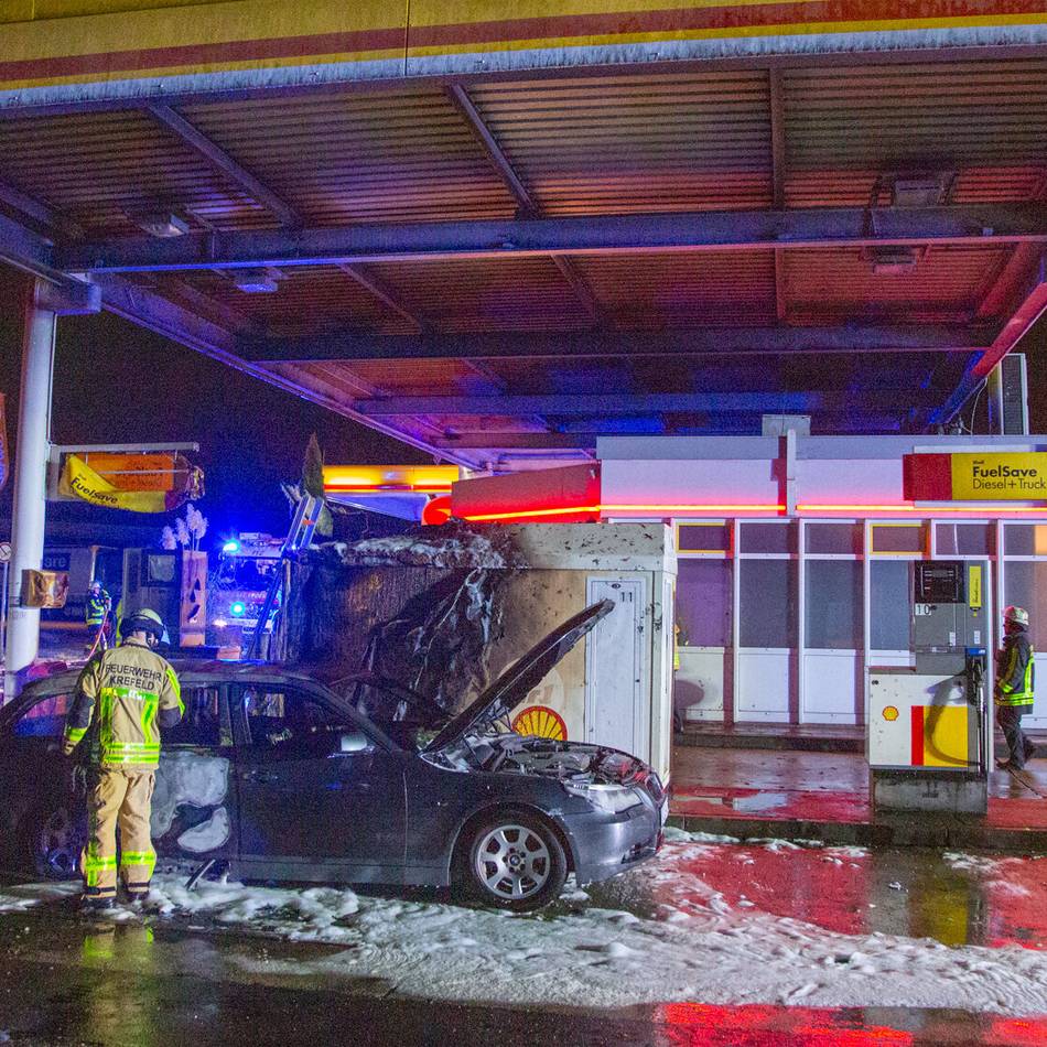 A57-Raststätte Geismühle in Krefeld: Auto brennt an Zapfsäule – Tankstellenpersonal verhindert Katastrophe