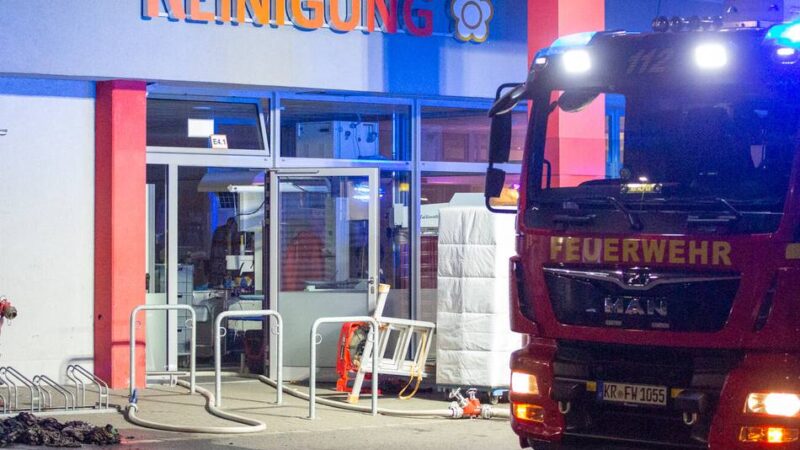 In Krefelder Einkaufszentrum: Brennende Wäsche löst Großeinsatz der Feuerwehr aus