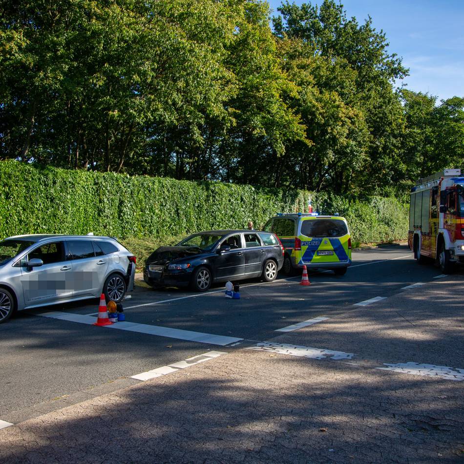 Verkehrsunfall in Krefeld: Zwei Verletzte bei Auffahrunfall auf Untergath