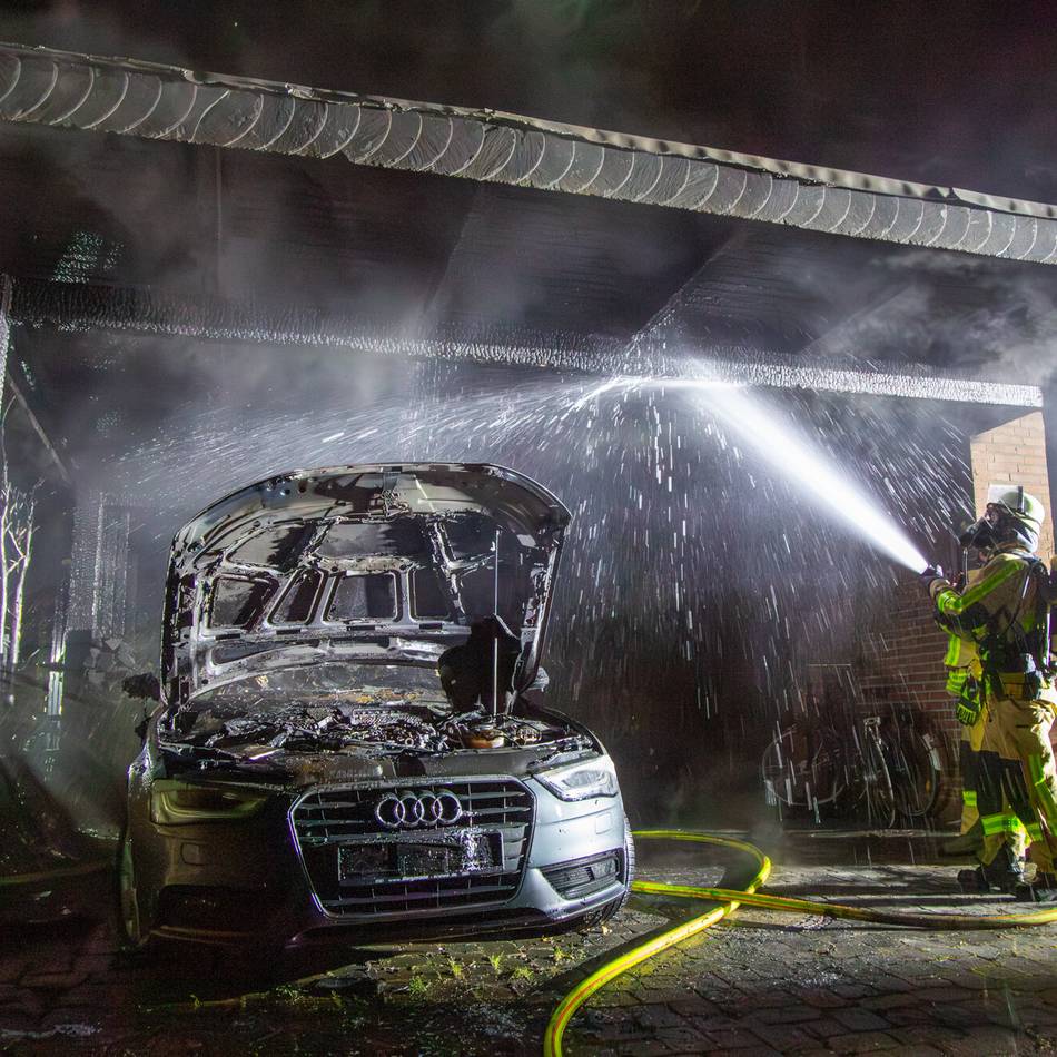 Feuerwehreinsatz in Krefeld: Carport und Fahrzeug brennen in Gellep-Stratum