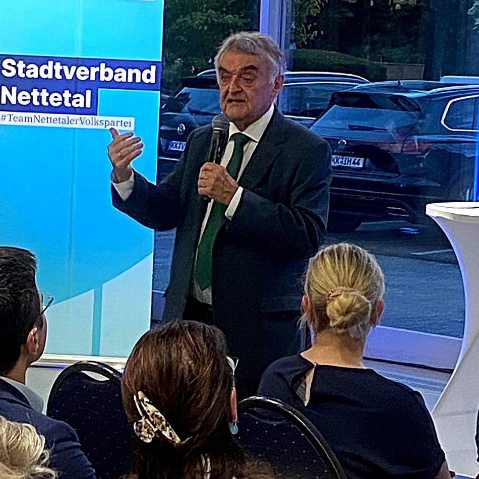 Innenminister besucht Nettetal: Neue Herausforderungen: Reul will Polizei vorbereiten