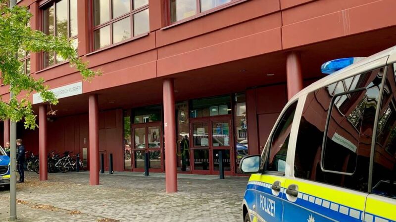 Einsatz in Emmerich: Nach Drohmail – Polizei an der Gesamtschule präsent