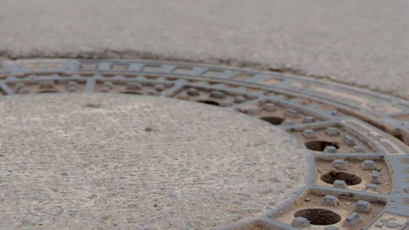 Gefährlicher Eingriff in den Straßenverkehr in Nettetal: Unbekannte entfernen Gullydecke