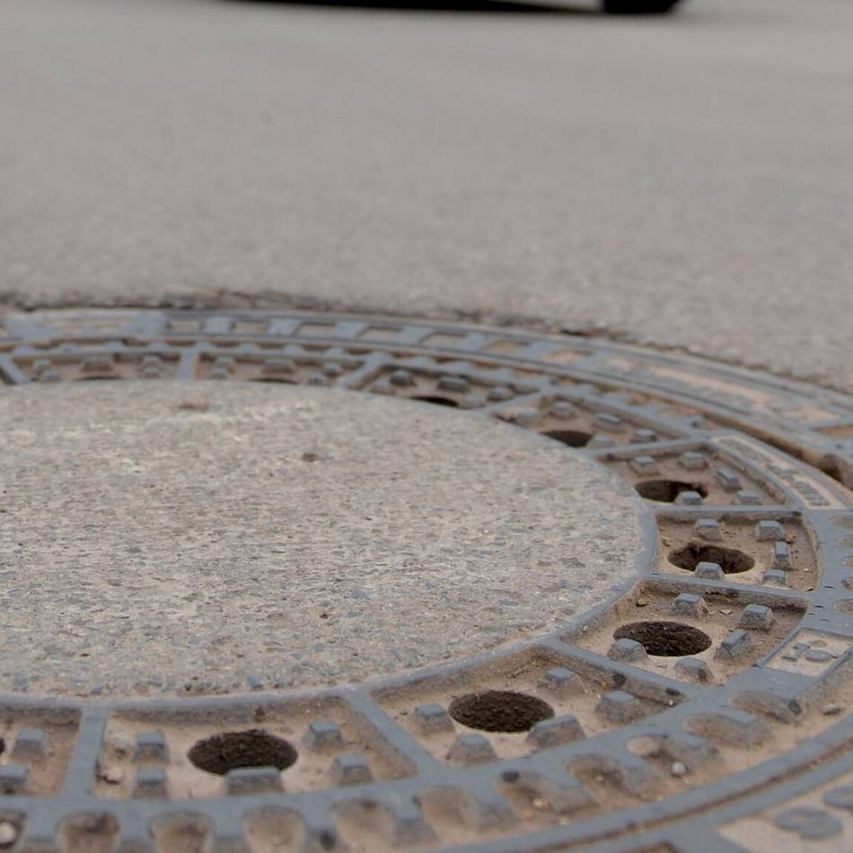 Gefährlicher Eingriff in den Straßenverkehr in Nettetal: Unbekannte entfernen Gullydecke