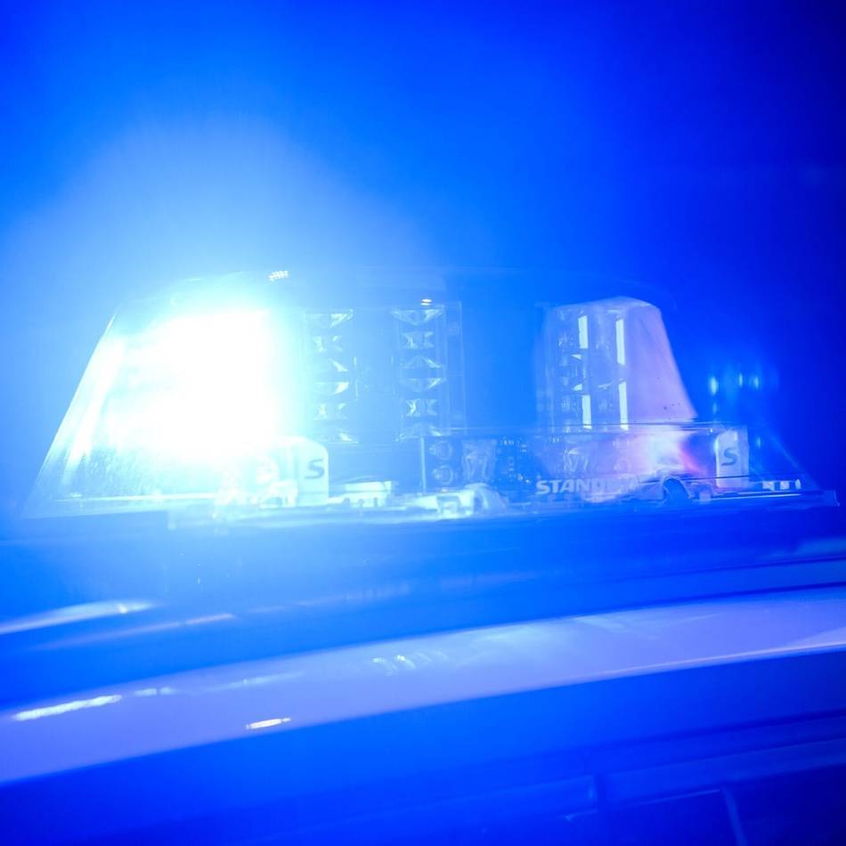 Sittardplatz in Mönchengladbach: Junge Männer mit Schlägen, Tritten und Pfefferspay verletzt