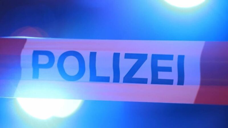 Die Polizei sucht Zeugen: Unbekannte versuchen, Auto anzuzünden