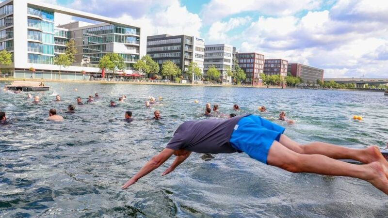 Spektakulärer Protest: Duisburger Stahlarbeiter baden im kalten Hafenbecken