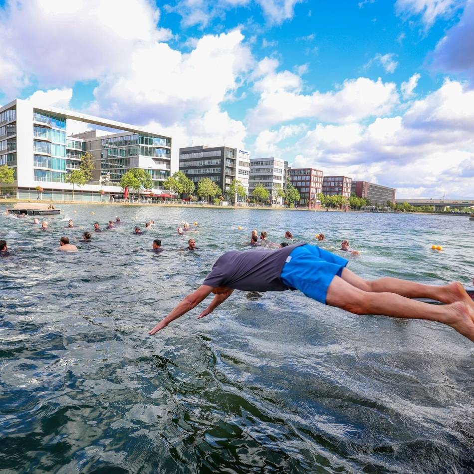 Spektakulärer Protest: Duisburger Stahlarbeiter baden im kalten Hafenbecken