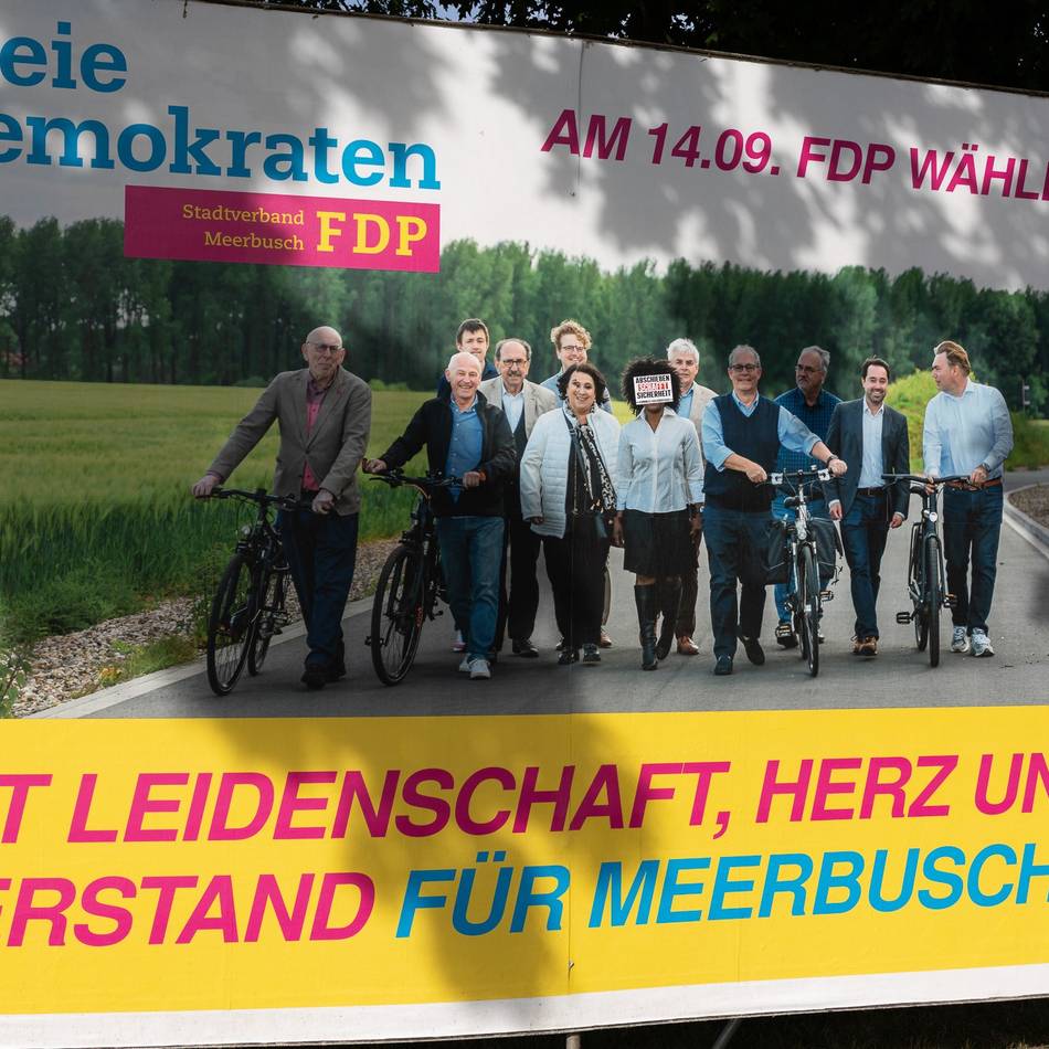 „Abscheu und Wut“ in Meerbusch: Rassistischer Aufkleber auf Wahlplakat der FDP