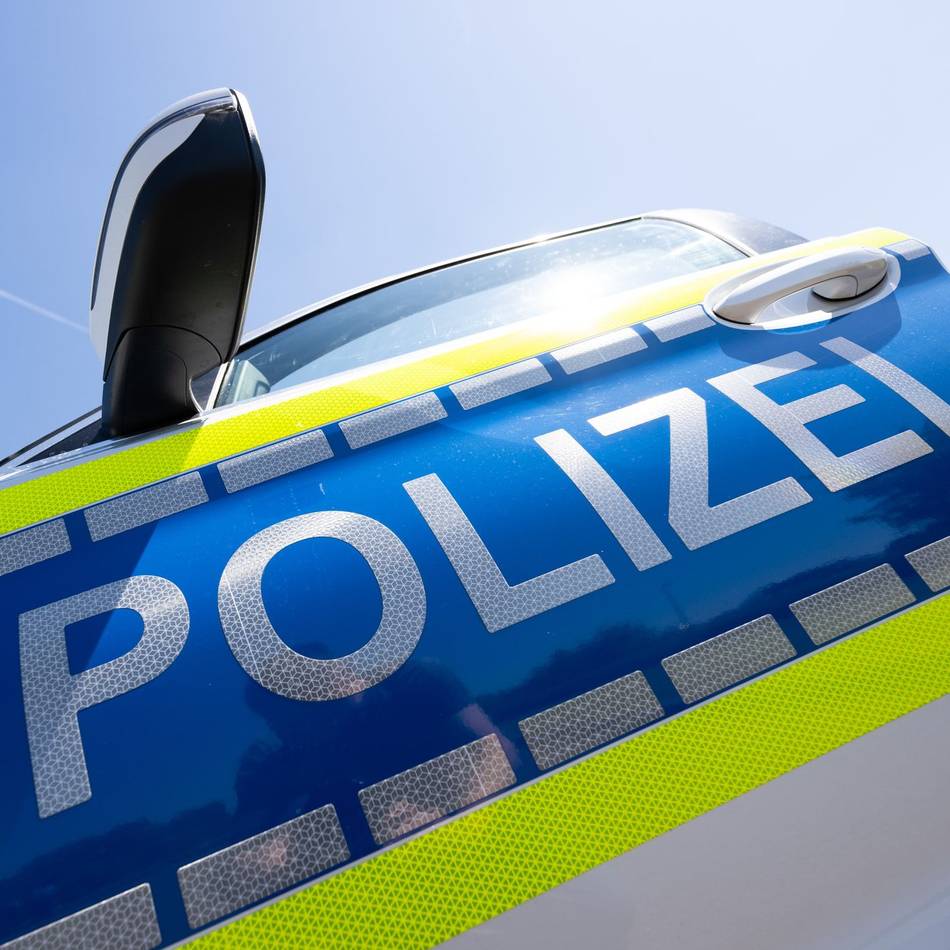 Trickdiebstahl in Mönchengladbach: Frau in Gespräch verwickelt und dabei bestohlen