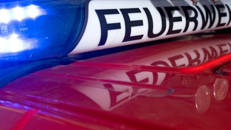 Starkregen in NRW: Feuerwehr rettet Tennishalle vor dem Wasser