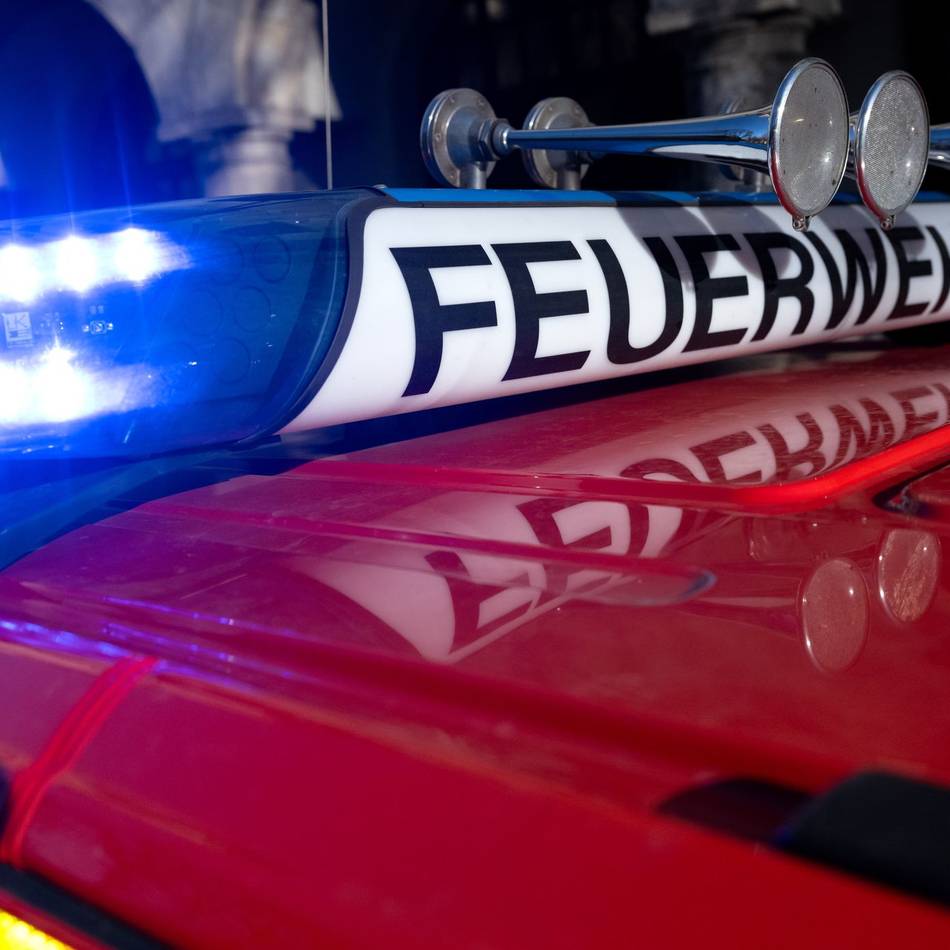 Starkregen in NRW: Feuerwehr rettet Tennishalle vor dem Wasser