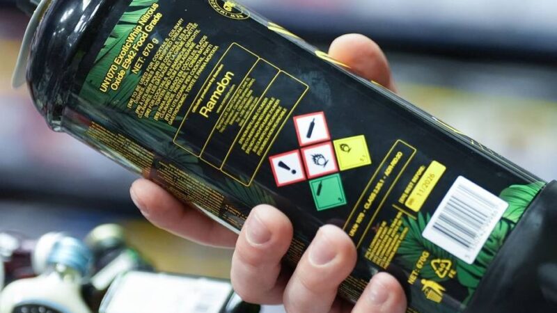 Fahrer schwer verletzt: Lachgas konsumiert? 19-Jähriger baut Unfall in Duisburg