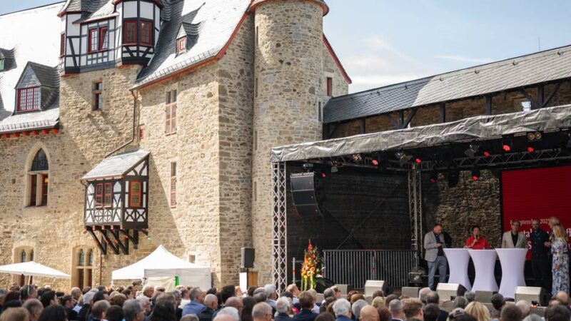 Eröffnung nach jahrelanger Sanierung: Schloss Burg erstrahlt in neuem Glanz – „Magnet über das Bergische hinaus“