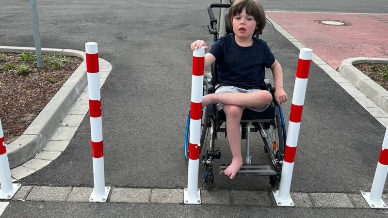 Alles andere als behindertengerecht: Kein Durchkommen für jungen Rollstuhlfahrer wegen Poller