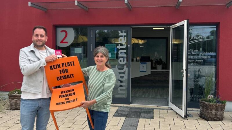 Kampagne gegen Gewalt an Frauen: Orangefarbener Stuhl steht jetzt im FZX-Info-Center