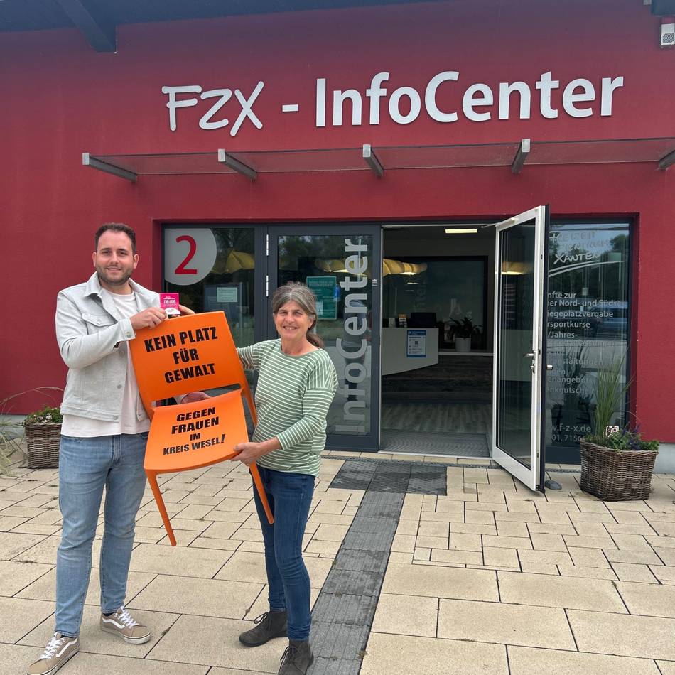 Kampagne gegen Gewalt an Frauen: Orangefarbener Stuhl steht jetzt im FZX-Info-Center