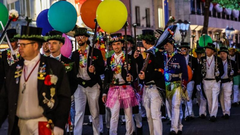 Wackelzug 2025 in Neuss: Lichterquatsch und eine Rose vom alten König