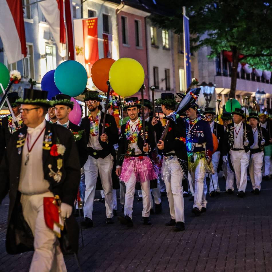 Wackelzug 2025 in Neuss: Lichterquatsch und eine Rose vom alten König