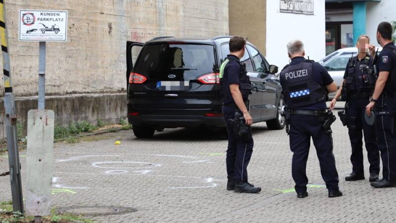 Erzbergerstraße in Mönchengladbach: Frau auf Parkplatz angefahren