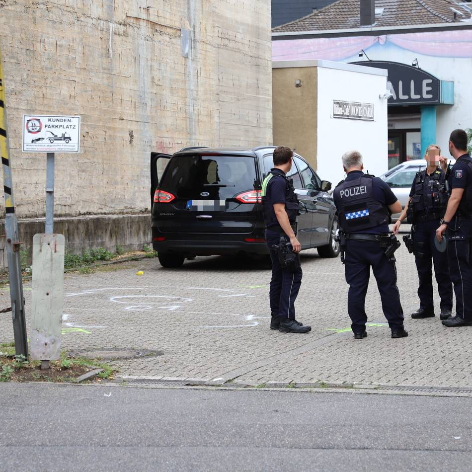 Erzbergerstraße in Mönchengladbach: Frau auf Parkplatz angefahren