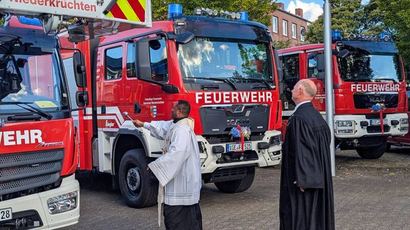 Feierstunde an der Florianstraße: Niederkrüchtens Feuerwehr lässt neue Fahrzeuge segnen