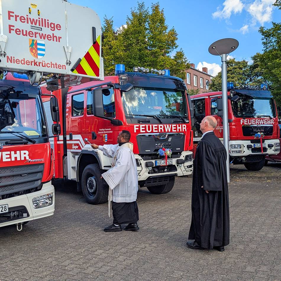 Feierstunde an der Florianstraße: Niederkrüchtens Feuerwehr lässt neue Fahrzeuge segnen