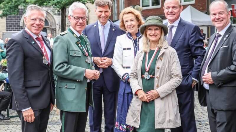 Volksbank Düsseldorf Neuss lädt auf den Münsterplatz: Party im Schatten der Krise – Schützen-Biwak trotz 100-Millionen-Betrug