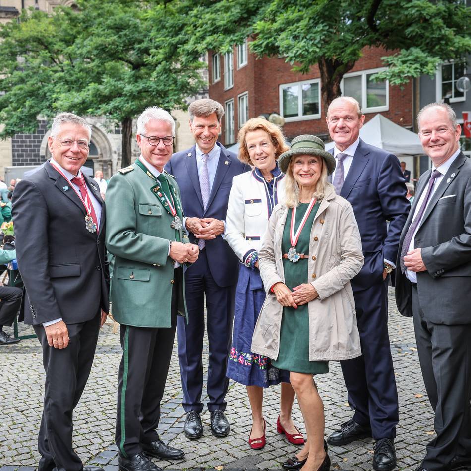Volksbank Düsseldorf Neuss lädt auf den Münsterplatz: Party im Schatten der Krise – Schützen-Biwak trotz 100-Millionen-Betrug