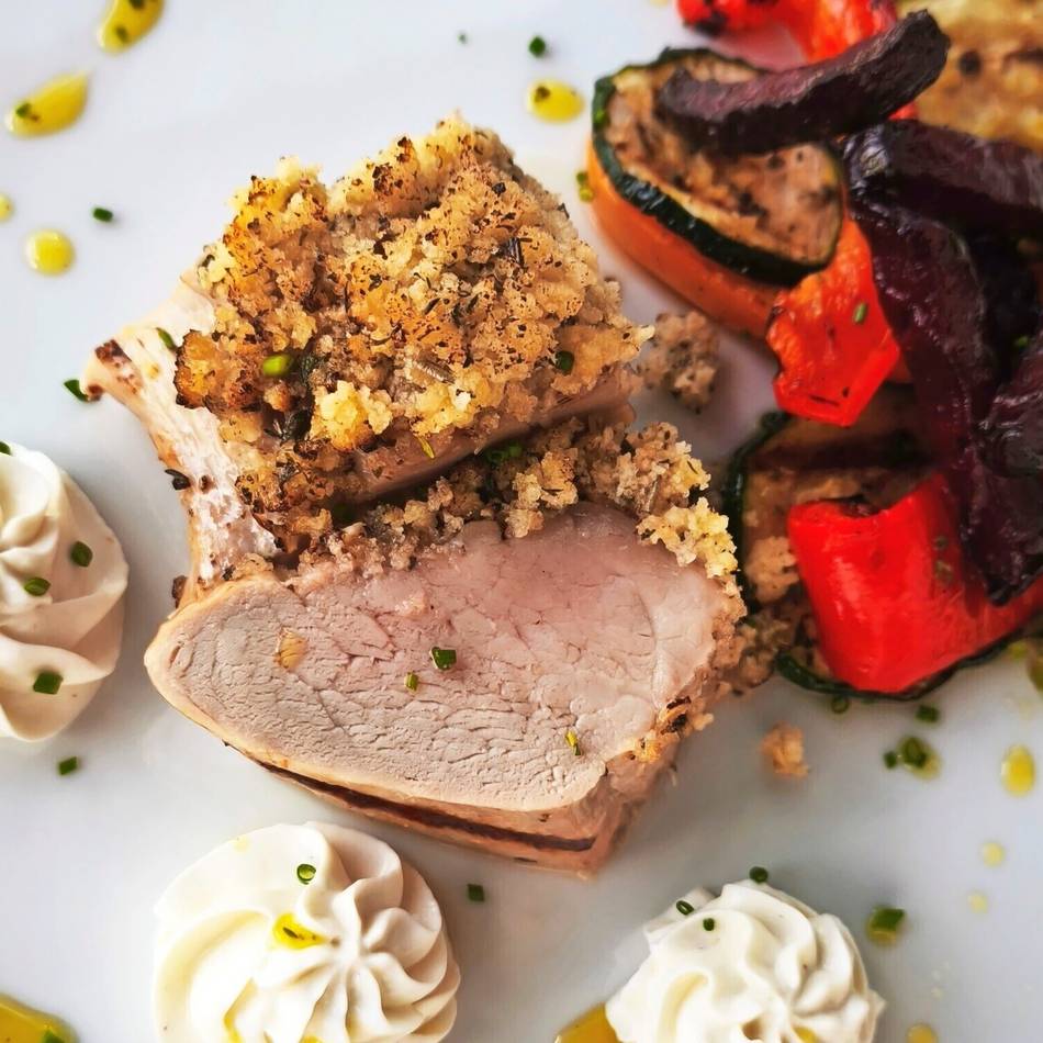Kolumne Glut geleckt: Schweinefilet mit Grillgemüse, Ziegenkäsecreme und Kräuteröl