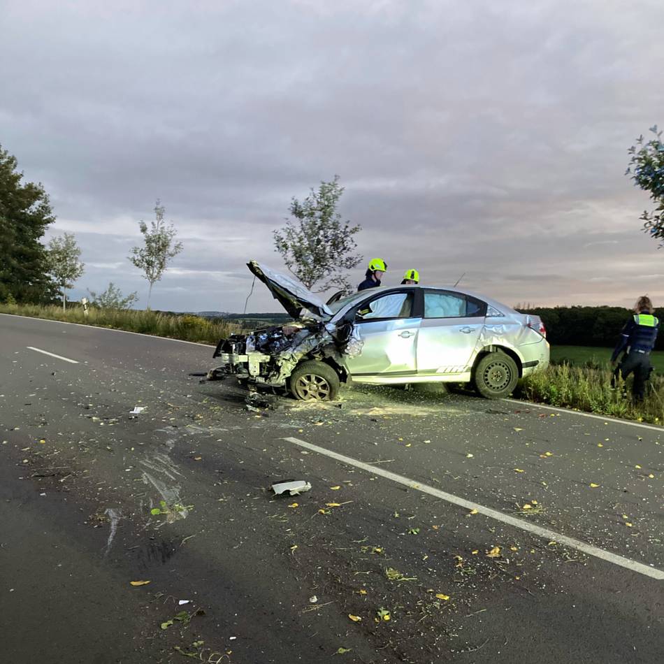 Unfall in Radevormwald: Von der Fahrbahn abgekommen und gegen Baum geprallt