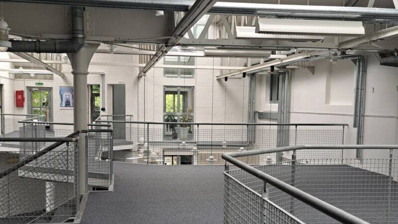 Stadtbücherei Wermelskirchen: Lichtbänder bremsen Bücherei-Rückkehr aus