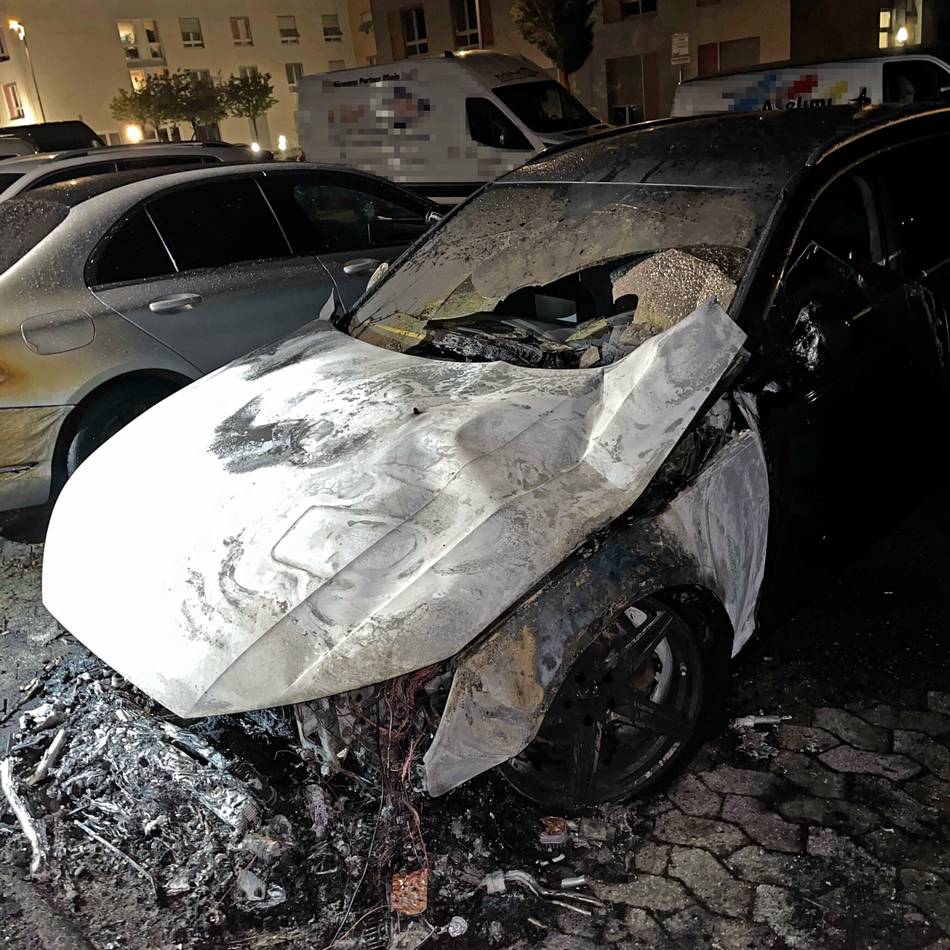 Polizei geht von Brandstiftung aus: Drei Autos durch Feuer in Monheim beschädigt