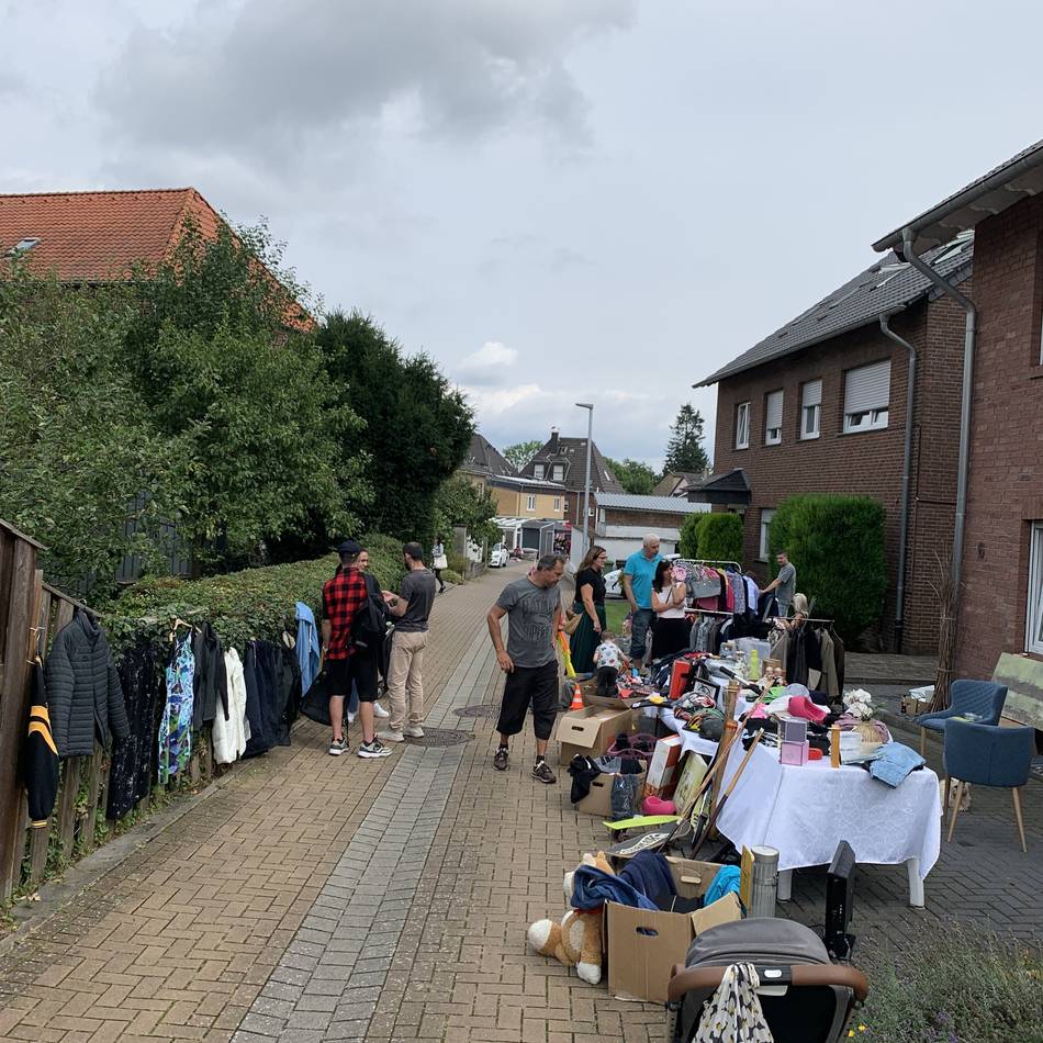 Würstchen, Hüpfburg und Spenden: Hackenbroicher Trödeldreieck geht in die nächste Runde