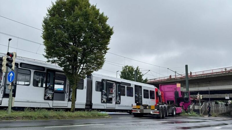 Schwerer Unfall in Neuss: Straßenbahn erfasst Lkw