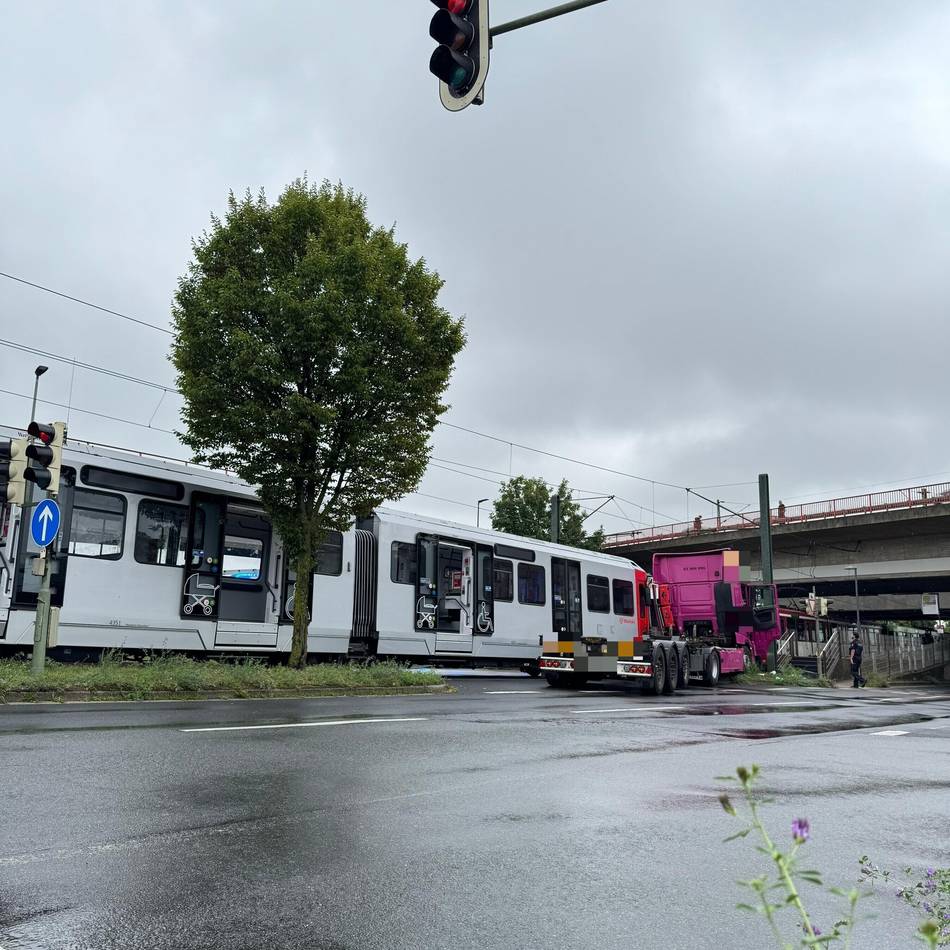 Schwerer Unfall in Neuss: Straßenbahn erfasst Lkw