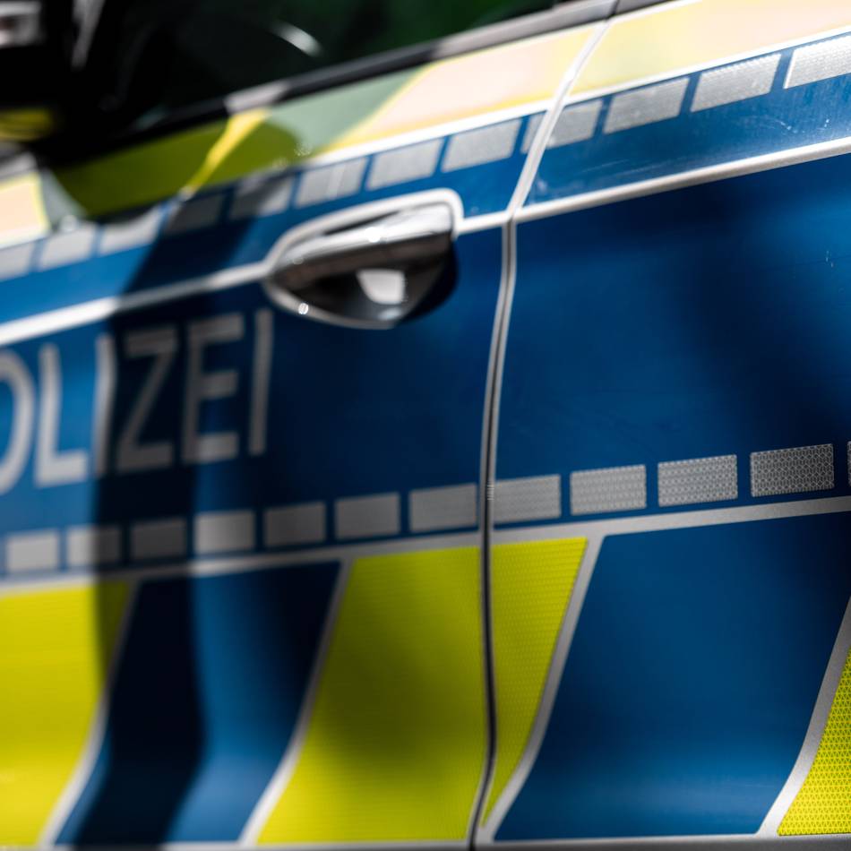 Straftat in Bedburg-Hau: Nach gescheitertem Versuch – Zigarettenautomat nun vollends geknackt