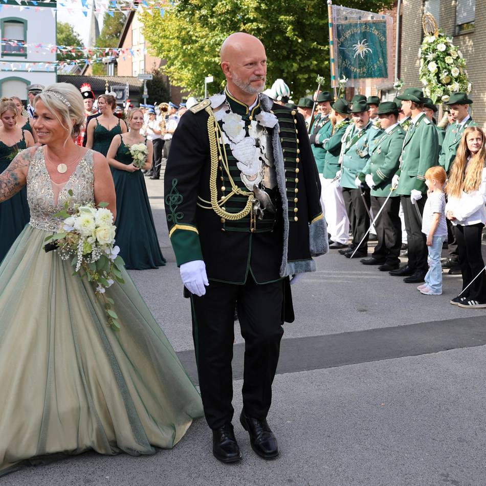 Brauchtum in Grevenbroich: Partystimmung beim Schützenfest in Neurath