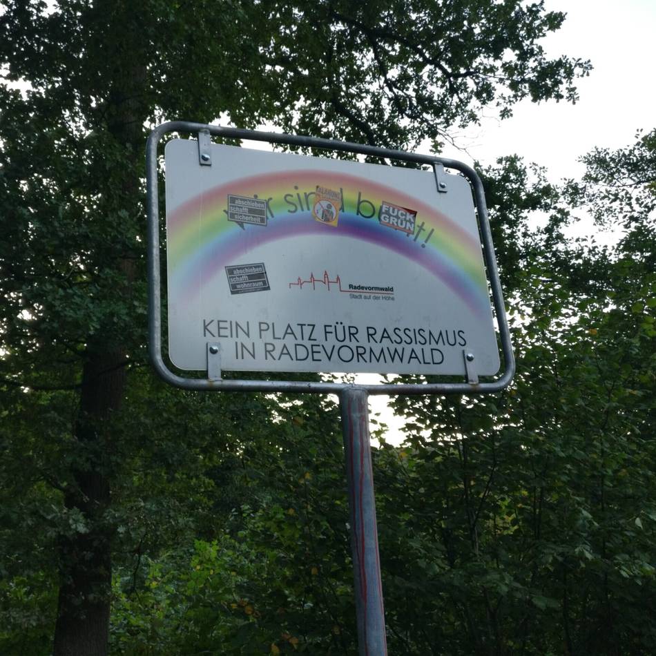 „Runder Tisch gegen Rechts“ in Radevormwald: Schon wieder ein städtisches Schild überklebt