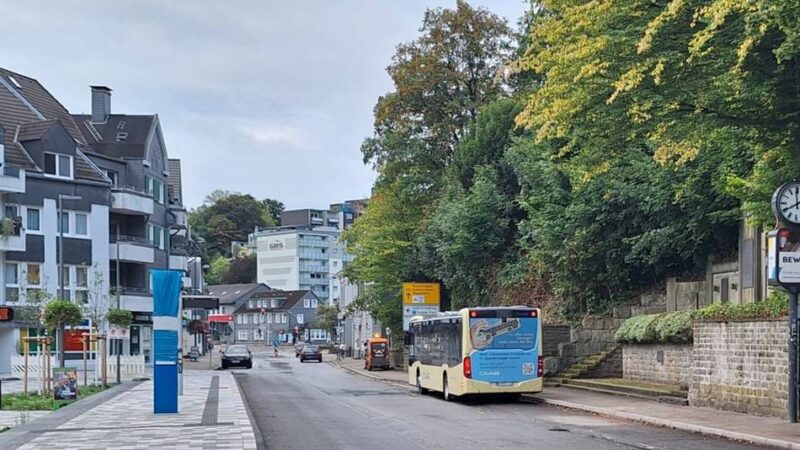 Nach Umbau des Bahnhofsplatzes in Hückeswagen: Linienbusse halten jetzt wieder an der Bahnhofstraße