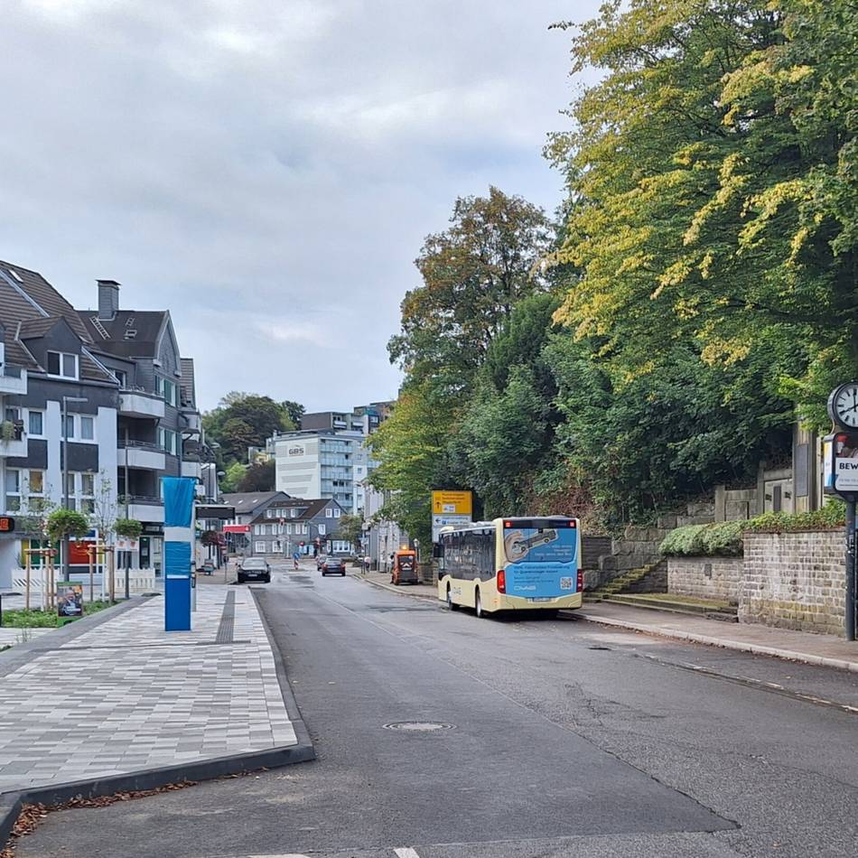 Nach Umbau des Bahnhofsplatzes in Hückeswagen: Linienbusse halten jetzt wieder an der Bahnhofstraße