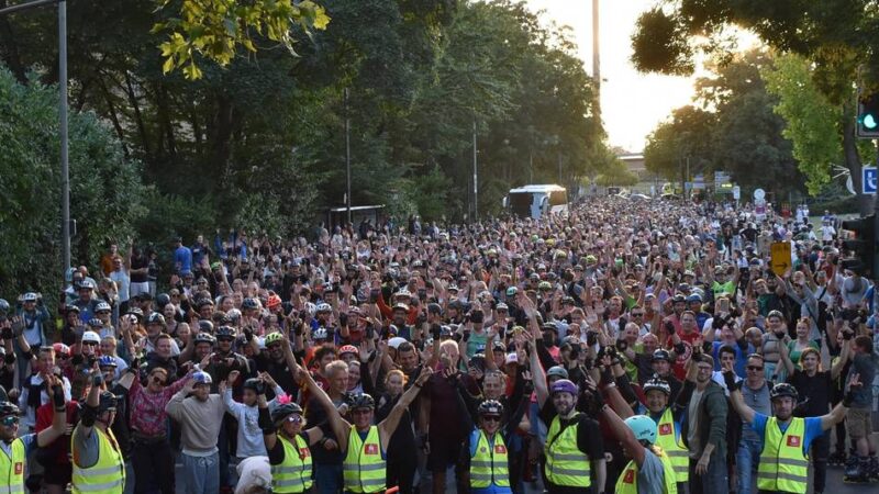 Auf Rollschuhen durch Düsseldorf : Letzte Rollnacht für diese Saison führt zur Handwerkskammer – „die beste Saison aller Zeiten“