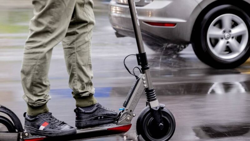 19-jährige Grevenbroicherin leicht verletzt: Zusammenstoß mit E-Scooter – Polizei sucht Fahrerin