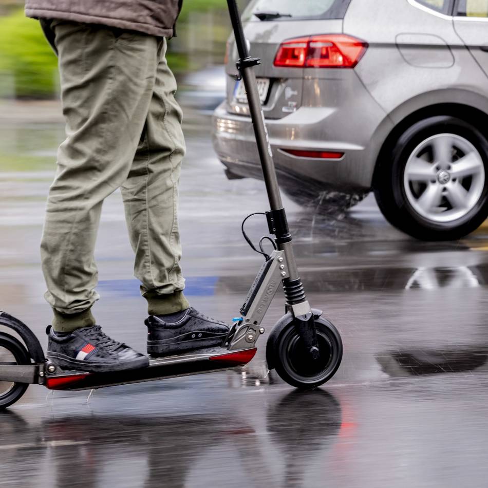 19-jährige Grevenbroicherin leicht verletzt: Zusammenstoß mit E-Scooter – Polizei sucht Fahrerin
