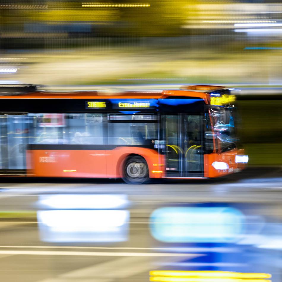 Bus und Bahn in Meerbusch: Rheinbahn fährt am Feiertag nachts länger