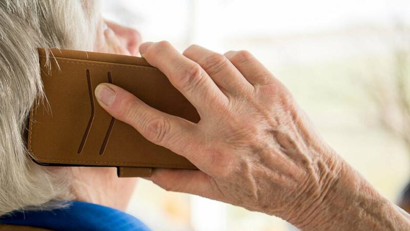 Polizei warnt vor Betrügern: Falsche Bankmitarbeiter betrügen Seniorin