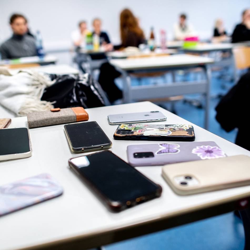 Von ,Diät’ bis ,Garage‘: Wie Schulen in Moers und Umgebung mit dem Thema ,Handy‘ umgehen