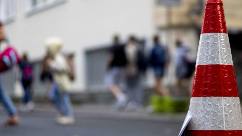 Elterntaxi-Kontrollen in Mönchengladbach: Polizei meldet „teils chaotische Zustände vor den Schultoren“