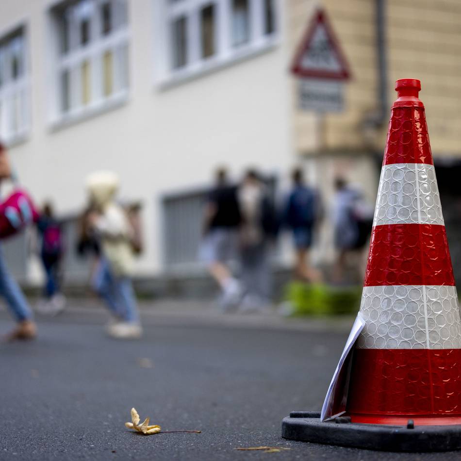 Elterntaxi-Kontrollen in Mönchengladbach: Polizei meldet „teils chaotische Zustände vor den Schultoren“